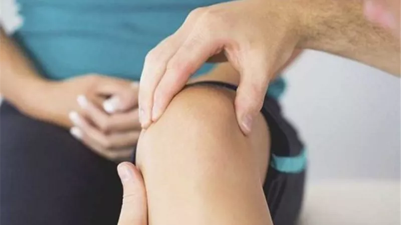 منها وضعية الجلوس الخاطئة .. تعرف على أسباب ألم الركبة