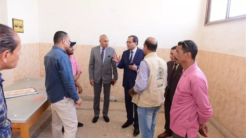 رئيس جامعة سوهاج يتفقد مخزن القطع التعليمية