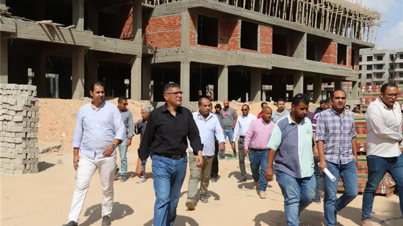 رئيس جهاز أكتوبر يتابع أعمال الطرق بمنطقة 2000 قطعة