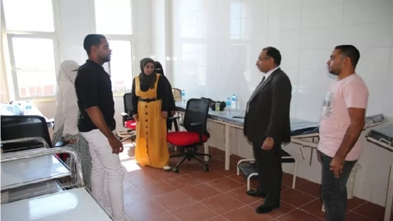 رئيس جامعة طيبة التكنولوجية بالأقصر يتفقد إجراءات الكشف الطبى للطلاب