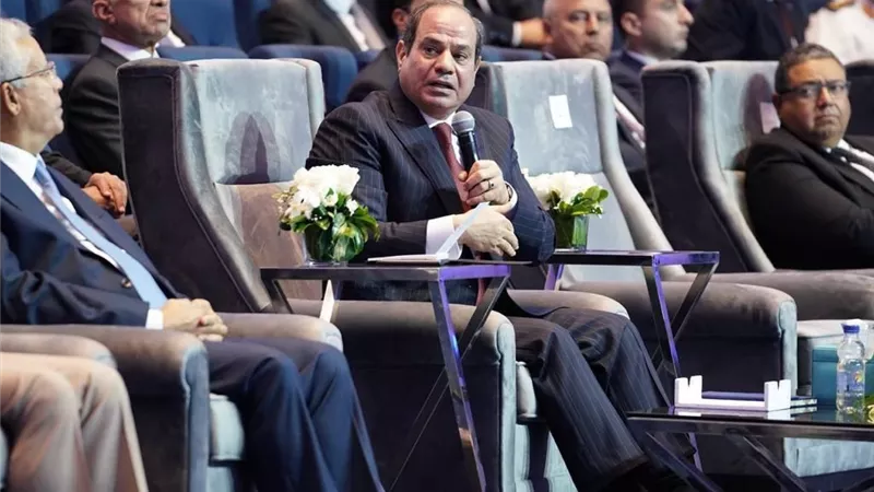 الرئيس يستمع لبعض الرؤي والاسئلة بالمؤتمر الاقتصادي