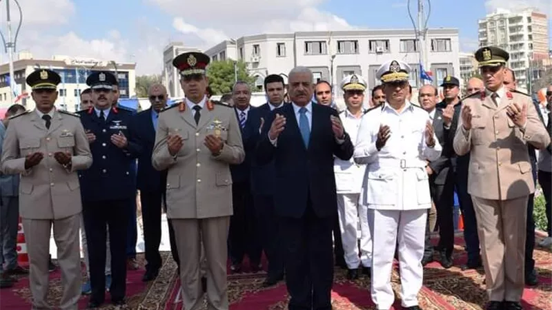 محافظ السويس والقادة يضعون أكاليل الزهور على النصب التذكاري