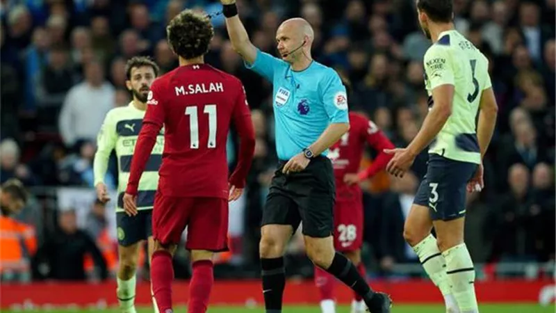 طاقم تحكيم إنجليزي لمباراة برشلونة وبايرن ميونخ بدوري أبطال أوروبا