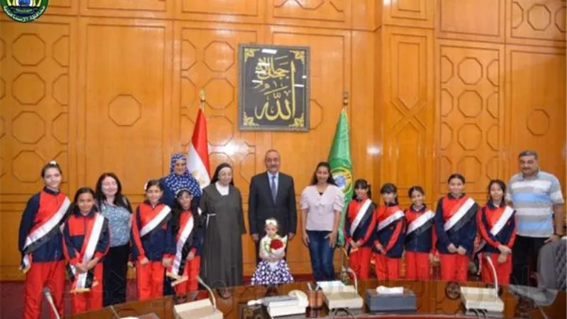 محافظ الإسماعيلية يستقبل طالبات مدرسة الراهبات الفرنسيسكانيات