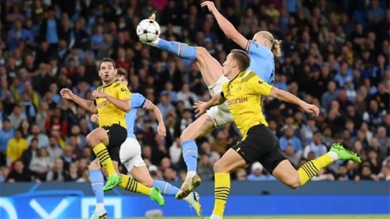 حارس دورتموند يتحدى هالاند قبل الصدام مع مانشستر سيتى غدا