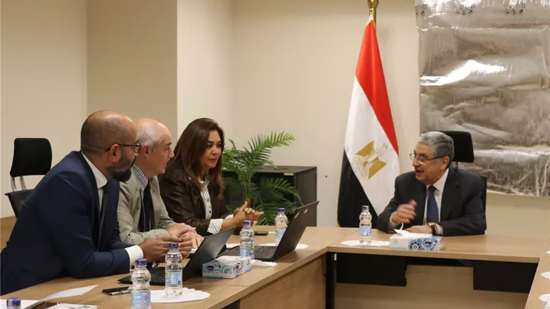 وزير الكهرباء ومحافظ دمياط يبحثان إقامة مشروعات الطاقة المتجددة والخضراء