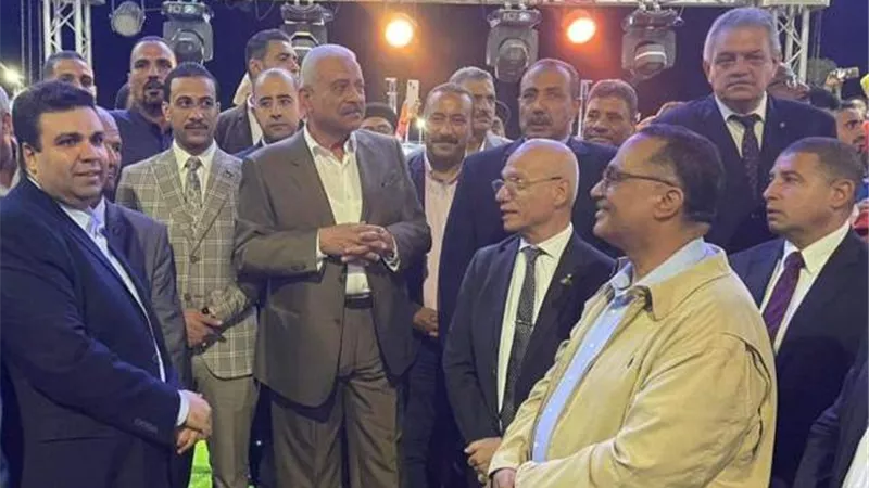 صقر يتوسط السوايسة في الإحتفال بالعيد القومي ال٤٩