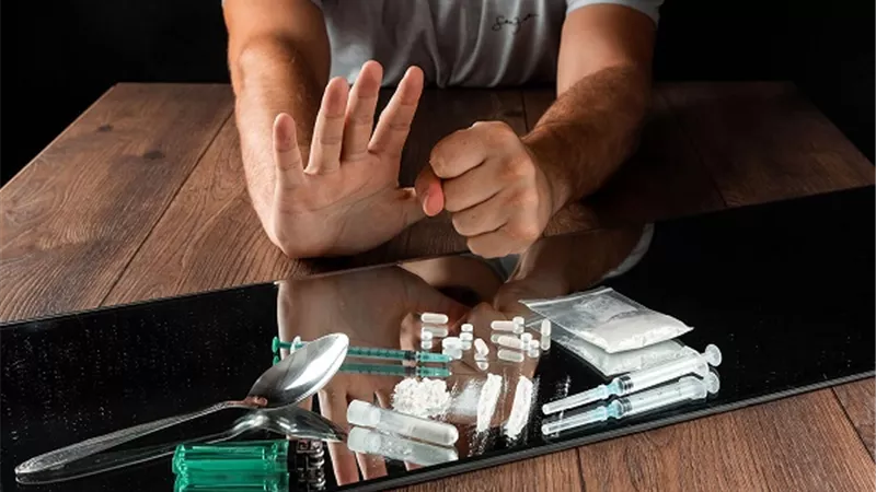 تعمل ايه لو اكتشفت إن إبنك مدمن؟ الصحة تجيب