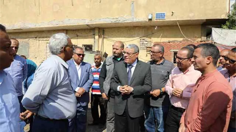 هبوط ارضى بشارع سعد زغلول يصيب مدينة المنيا بالشلل المرورى
