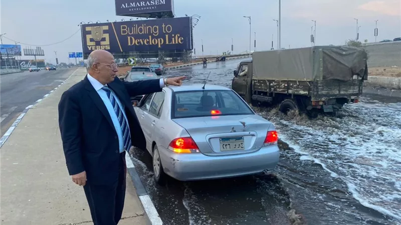 رئيس مياه القاهرة يتابع أعمال شفط مياه الأمطار بمحور المشير