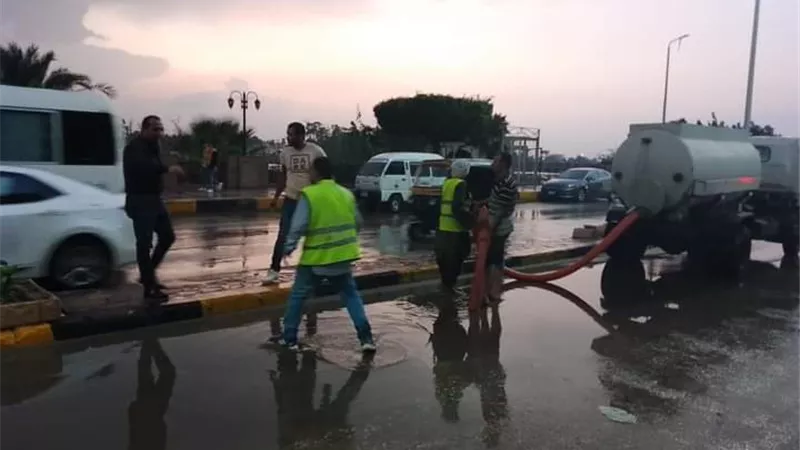 رفع تجمعات مياه الأمطار من طرق وميادين القليوبية
