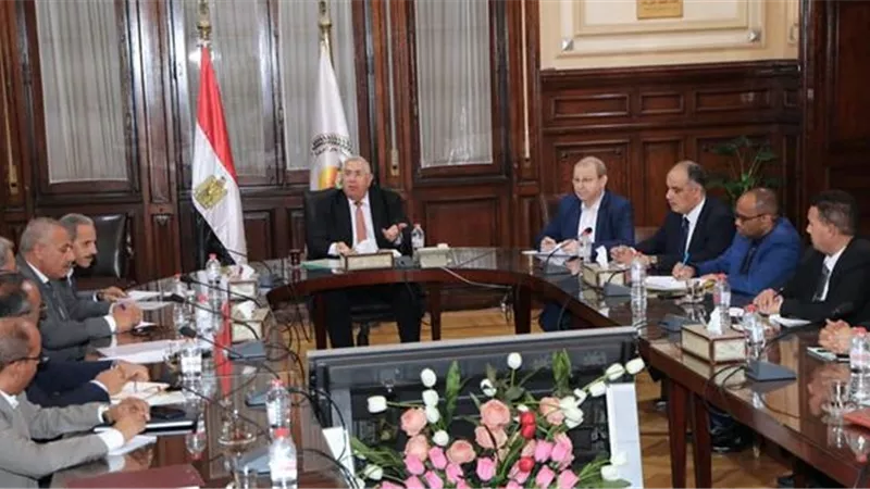 القصيريوجه بتشجيع المزارعين على التوسع في محصول القمح واختيارالتقاوى