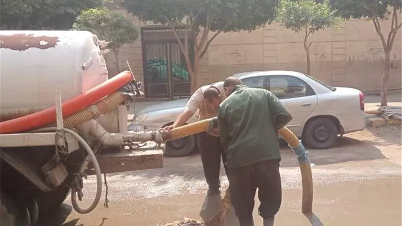 محافظة الجيزة تواصل جهود رفع اثار الأمطار لتحسين حركة سير المواطنين