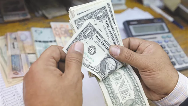 الدولار يكتسح عملات العالم.. والبلدان الفقيرة هي الضحية