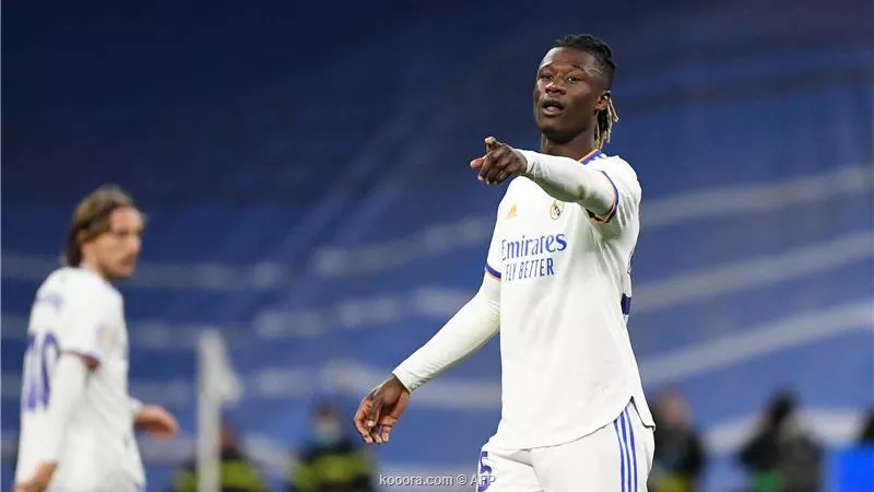 جماهير ريال مدريد توجه رسالة لـ كامافينجا: 