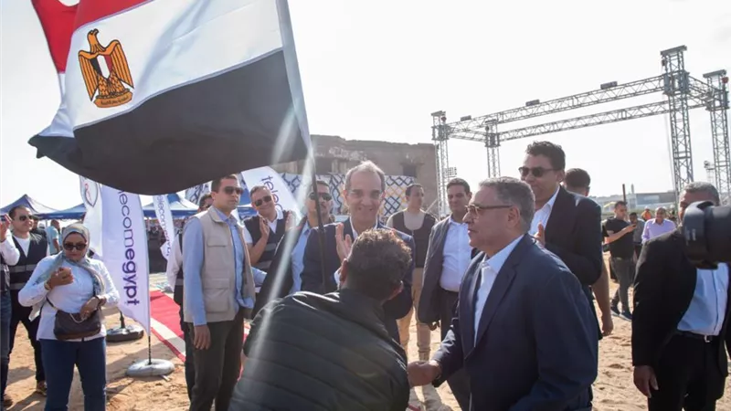 رفع العلم المصرى لحظة وصول سفينة الإنزال البحرى إلى شاطئ رأس غارب