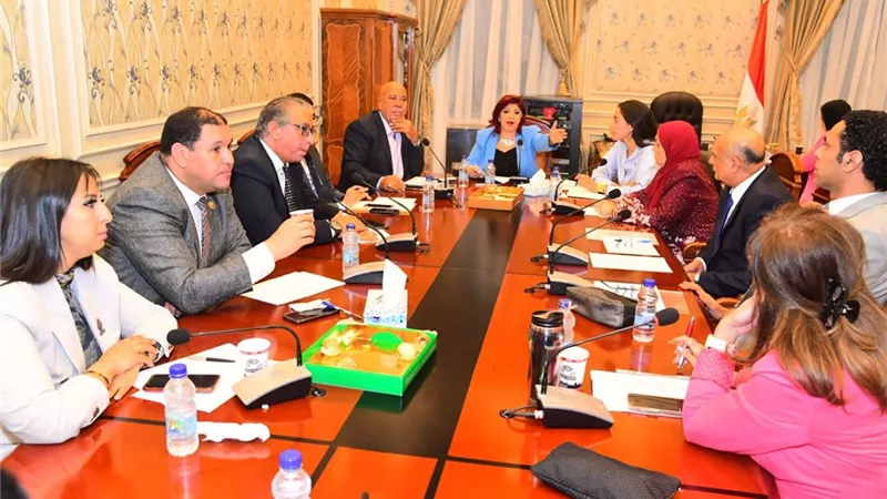 «سياحة النواب» تفتح ملف تطوير عروض الصوت والضوء بالأهرامات..