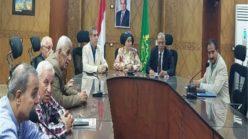 مدير ووكيل تعليم القليوبية يجتمعان مع مجلس الأمناء بالمديرية