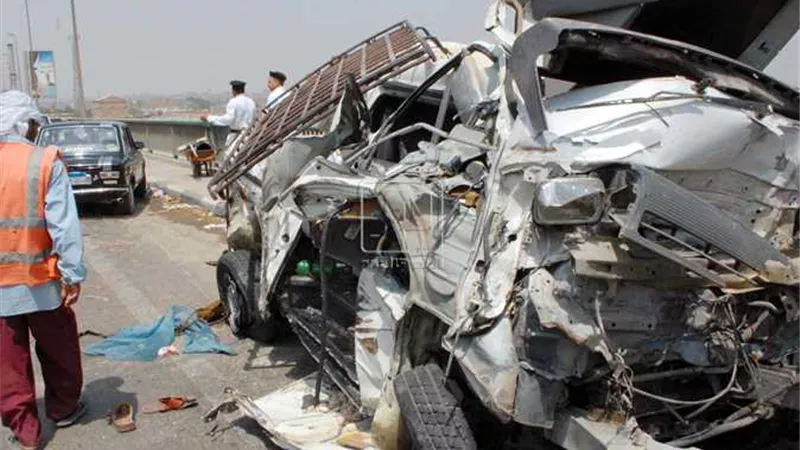 إصابة شخص في اصطدام مقطورة بسيارتين أعلى دائري الهرم