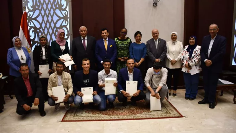وزير الرياضة يسلم المنح المالية للشباب أصحاب المشروعات الصغيرة