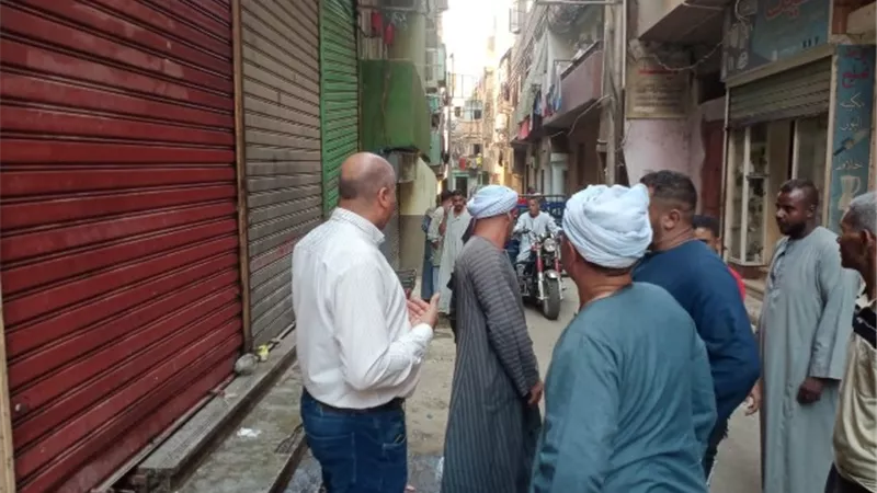 رئيس مدينة الأقصر يحل مشكلات المواطنين على الطييعة