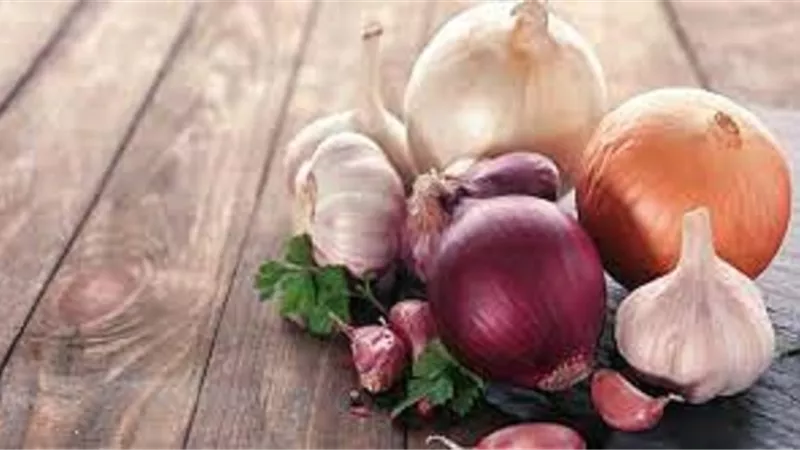 طبيب يحذر من استخدام البصل والثوم بهذه الطريقة