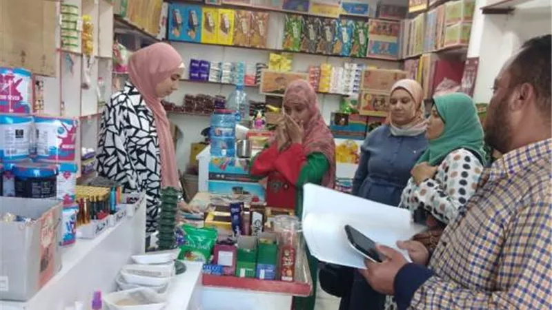 إعدام سلع منتهية الصلاحية وإنذار بتحديد التراخيص على الأسواق بسفاجا