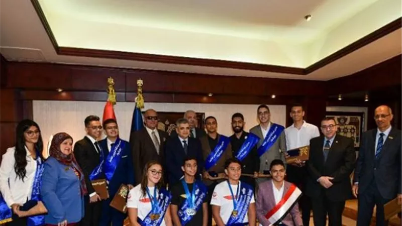 الفريق ربيع يكرم أوائل الثانوية العامة من طلبة مدارس قناة السويس