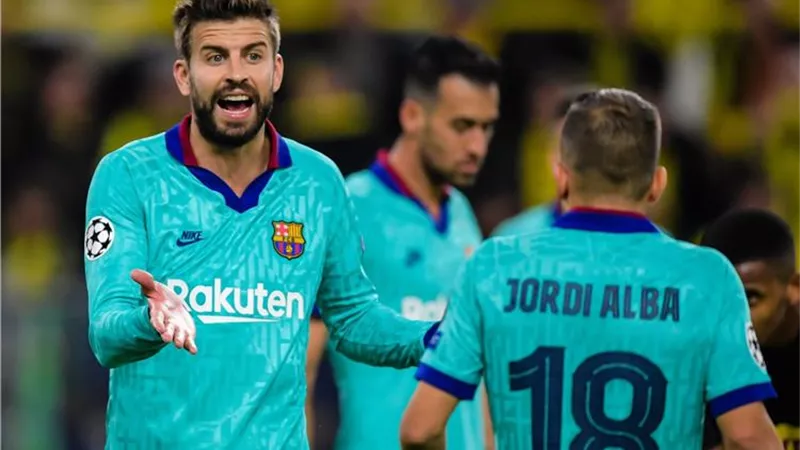 بعد الخروج من دورى الأبطال .. برشلونة يسرح بيكيه وألبا