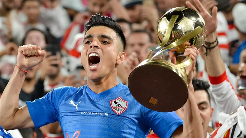 بن شرقي يؤازر لاعبى الزمالك فى مباراة السوبر أمام الأهلى