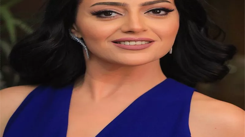هبة عبد الغني تشعل السوشيال ميديا بالأزرق في أحدث جلسة تصوير.. صور