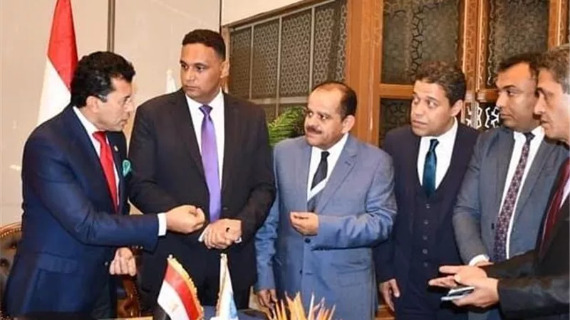 وزير الشباب والرياضة ناقش مشروعات الطرح الإستثماري بمراكز الشباب