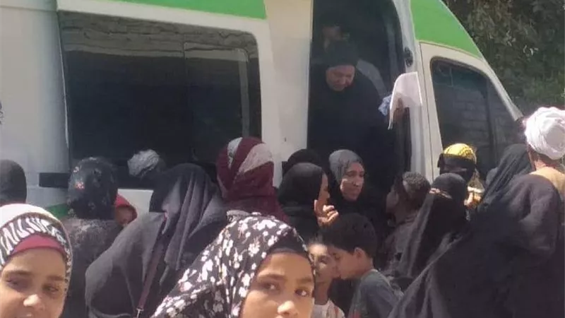 الكشف وعلاج ١٢٨٣ مواطنا بقافلة طبية مجانية