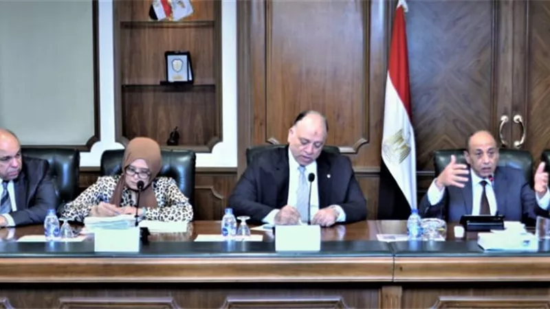 وزير الطيران يوجه بتقديم كافة التيسيرات وجودة الخدمات للمسافرين مع الالتزام بتطبيق المعايير الدولية للأمن والسلامة