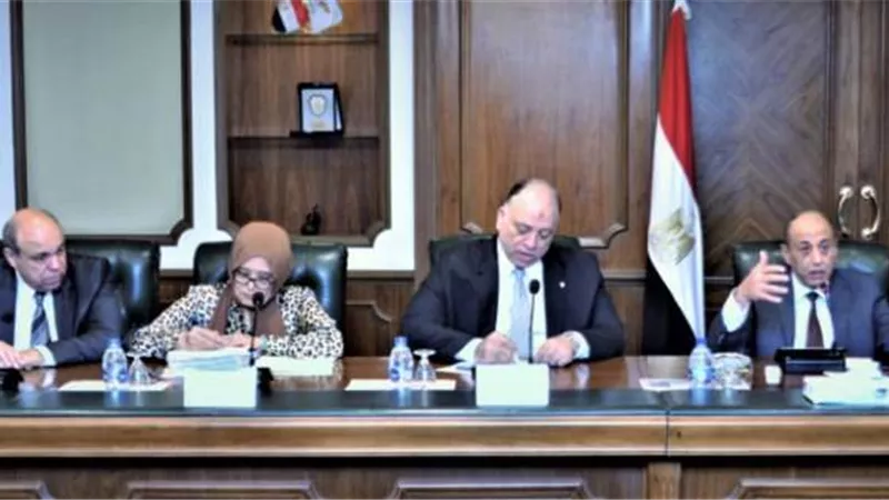 وزير الطيران يوجه بتقديم كافة التيسيرات وجودة الخدمات للمسافرين