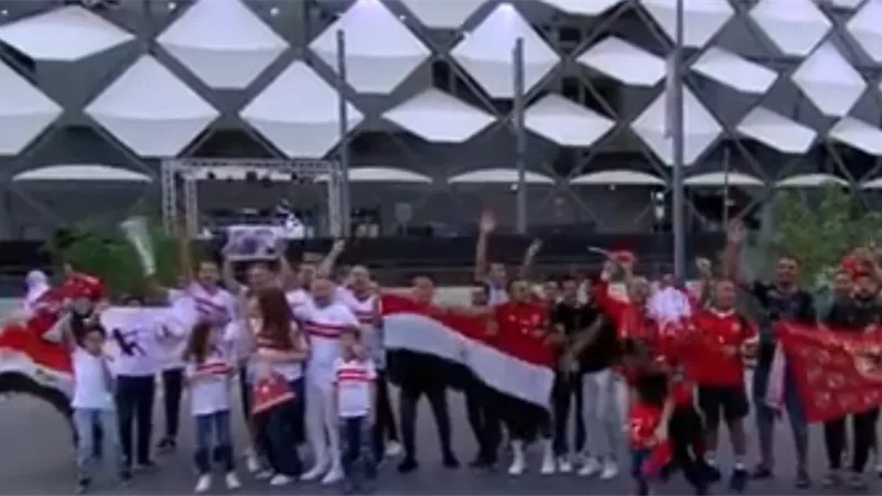 هتافات مدوية لجماهير الاهلى والزمالك خارج ستاد هزاع بن زايد ... شاهد بالفيديو