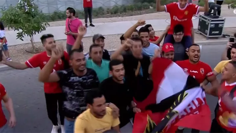 جماهير الاهلى تهتف للاعبين قبل مواجهة الزمالك فى السوبر ... شاهد بالفيديو