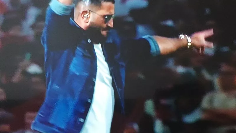 أحمد سعد يطرب الحاضرين في ستاد هزاع بن زايد ... فيديو وصور