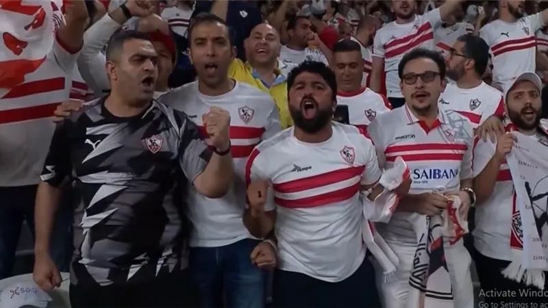 جماهير الزمالك تتفاعل مع المباراة بحماس شديد .. فيديو
