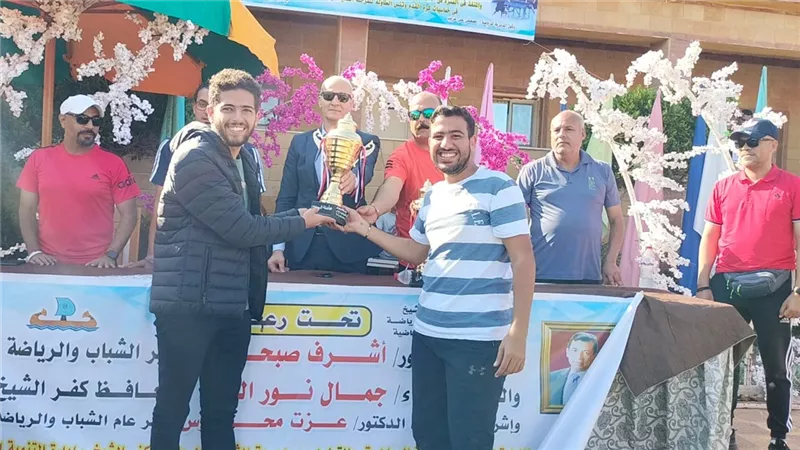 عزت محروس يسلم كأس دوري القوافل الرياضية بمعسكر شاب بمصيف بلطيم