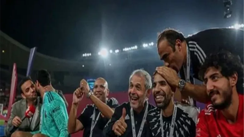 سيد عبد الحفيظ يقبل رأس مؤمن زكريا فى لافتة إنسانية بمباراة السوبر