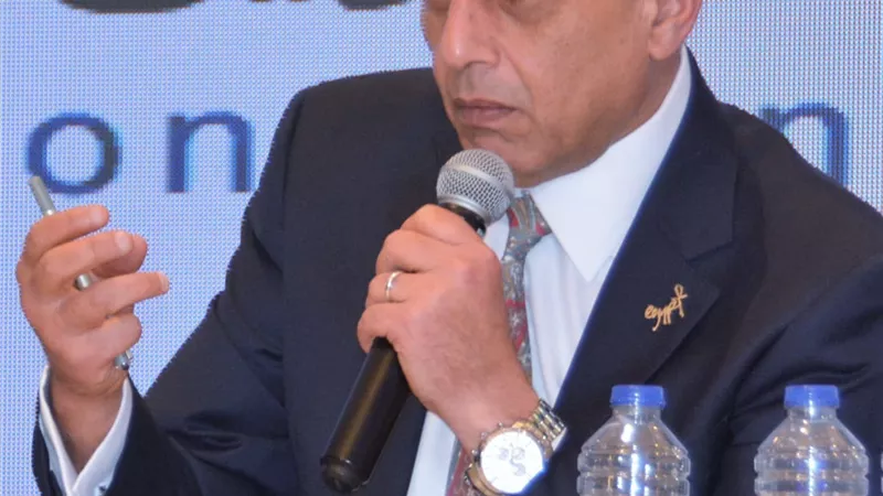 الفريق محمد عباس : برامج تحفيزية لجذب 30 مليون سائح الي مصر