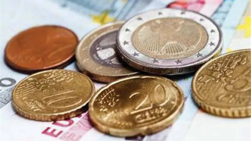 تجار العملة.. يتساقطون