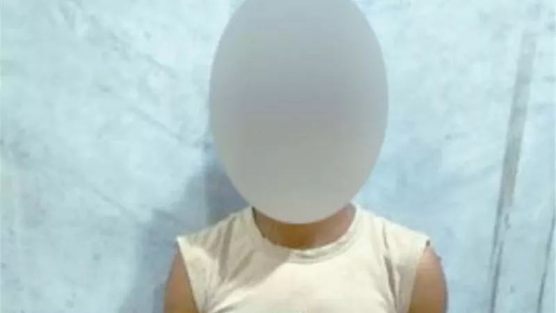 عاطل عين شمس يجبر الأطفال المشردين علي التسول لحسابه