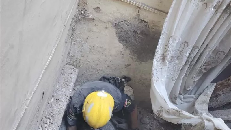 الحماية المدنية تنقذ شخصاَ عقب إحتجازه تحت الأنقاض