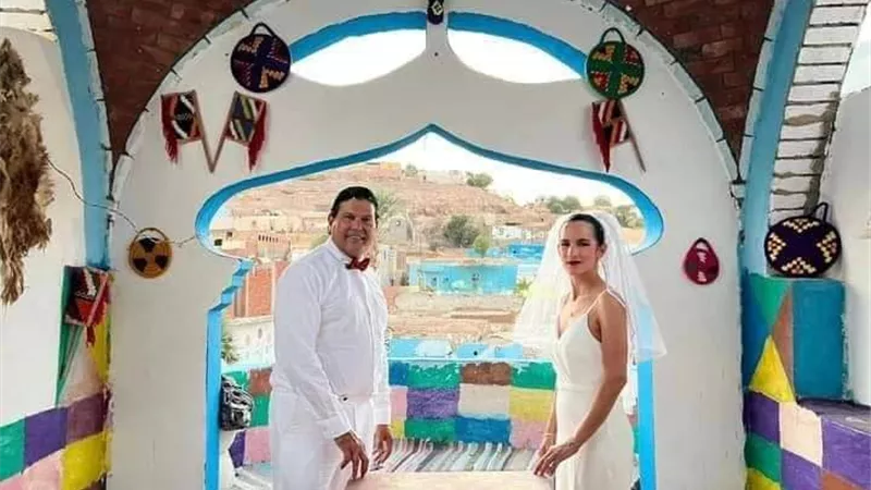 ممثل مكسيكى يحتفل بزفافه على ضفاف نيل أسوان