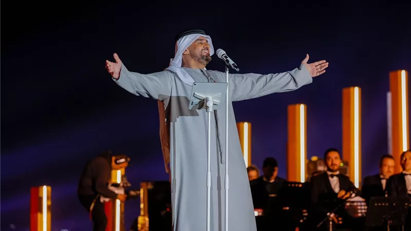 حسين الجسمي يحتفي بالعلاقات الإماراتية المصرية تحت سفح الأهرامات