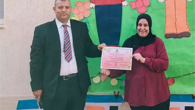 تكريم موظفة بمدرسة النيل المصرية بأسيوط لإعادة هاتف محمول غالي الثمن