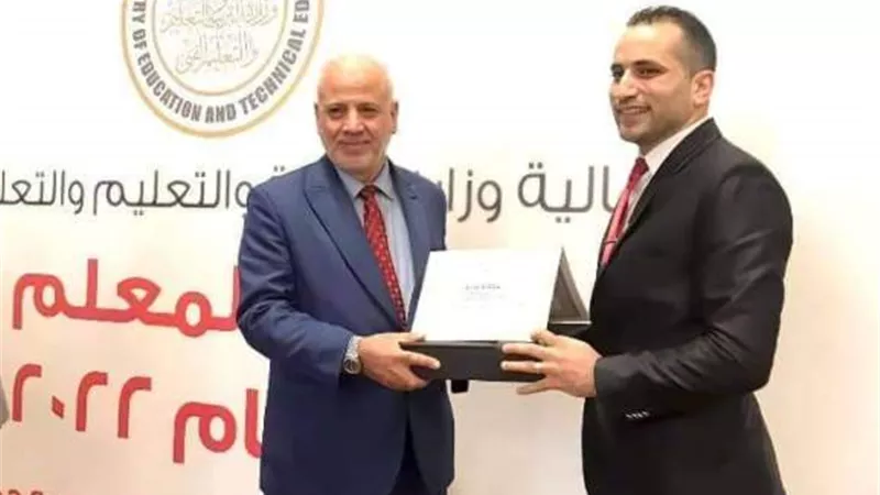 حجازي يكرم معلم المنيا صاحب المبادرة الوطنية لبث الثقة في نفوس التلاميذ