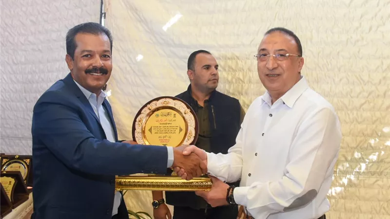 محافظ الإسكندرية يكرم الإدارة المركزية للسياحة والمصايف